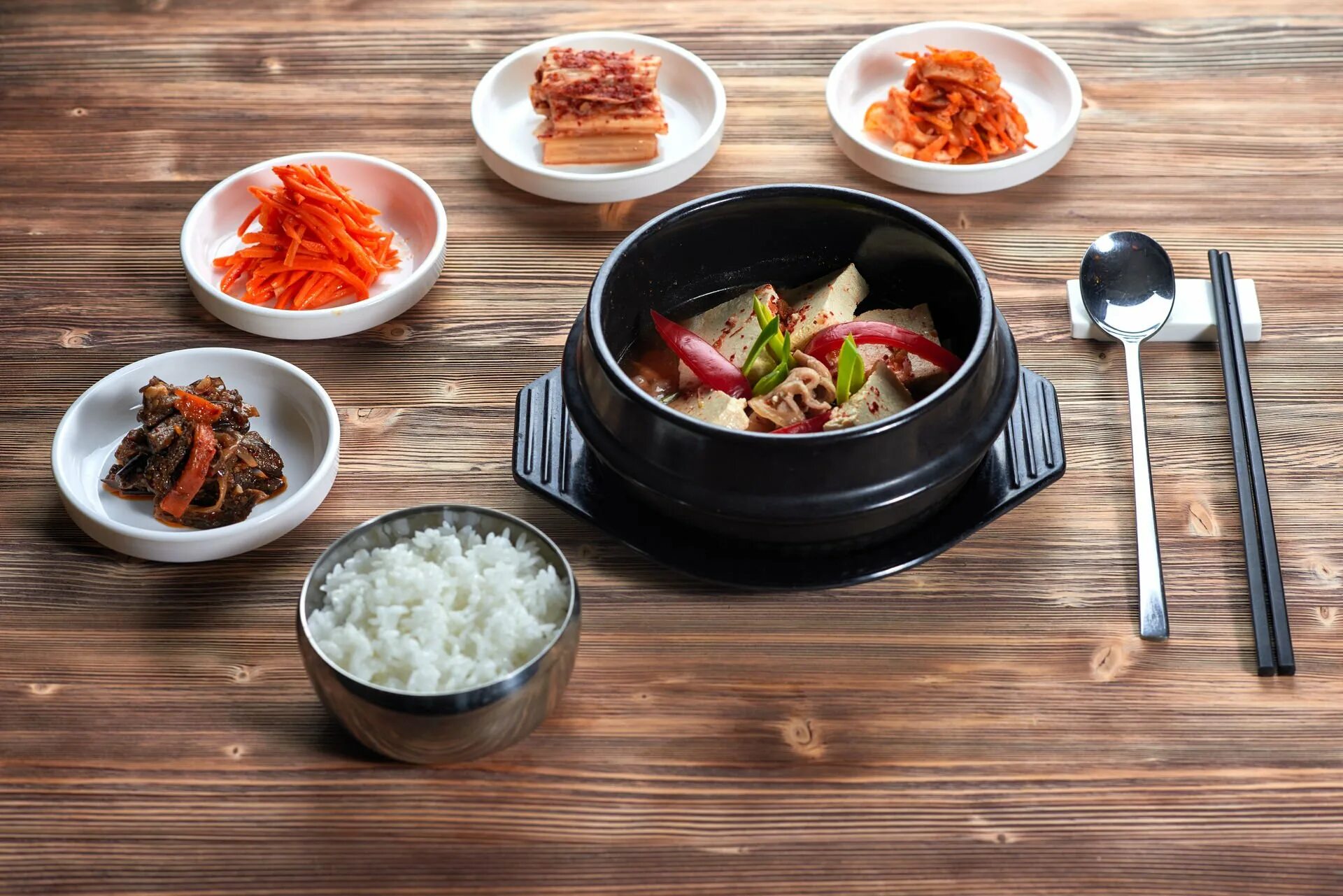 Южный обед. Кимчи куксу. Южная Корея еда кимчи. Традиционная корейская кухня. Традиционный корейский обед.