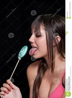 Nette Jugendliche mit dem langen Brunettehaar in der Profilholding und -ver...