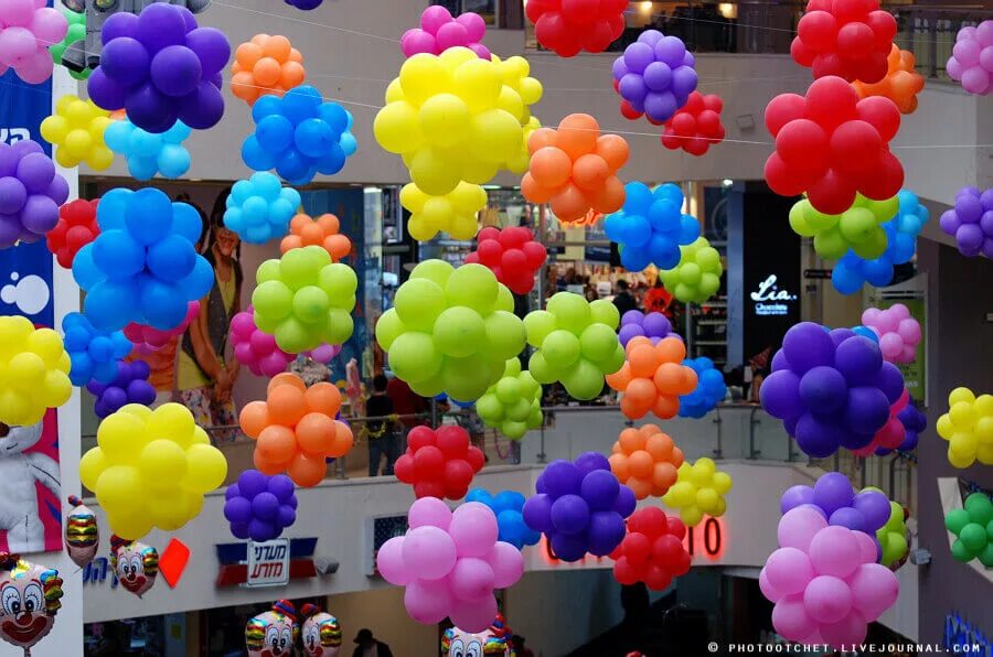 воздушные шары на открытие магазина. украшение разноцветными шарами. воздушные шары центр. яркие шары. украшение кабинета шарами.