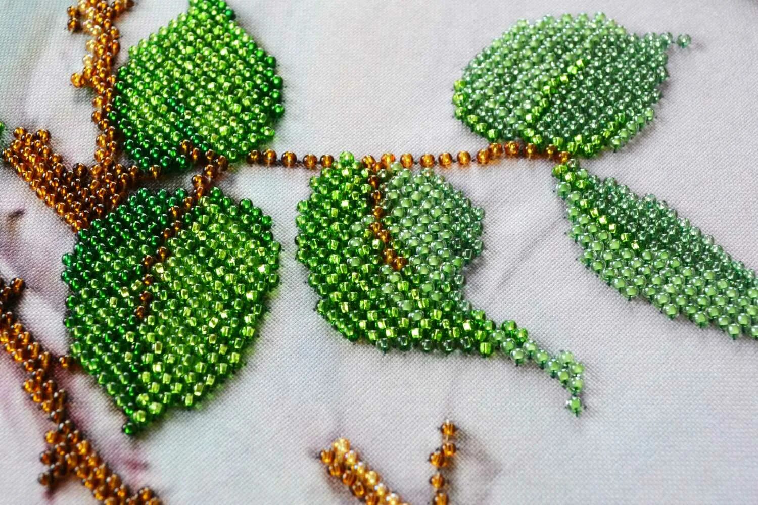 Мир бисера. Набор для вышивания из бисера. Бисер фиалка махровая мастер класс. Мир бисера. Книга забавный мир бисера.