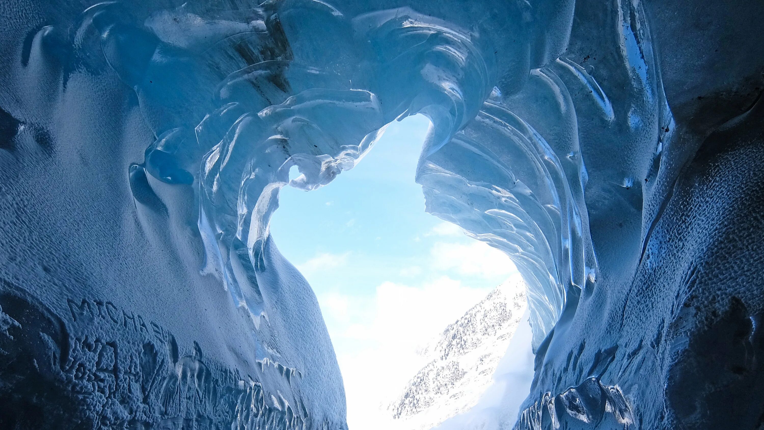 Лед снизу. Ледяная пещера и ледник Туюк-Су. Красивый лед. Ледники обои. Ледник фон.