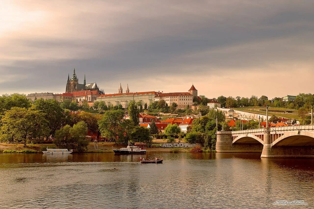 Влтава река реки чехии. Влтава чехия. Столица какой страны расположена на реке влтава. Влтава река реки чехии. Прага мосты через влтаву.