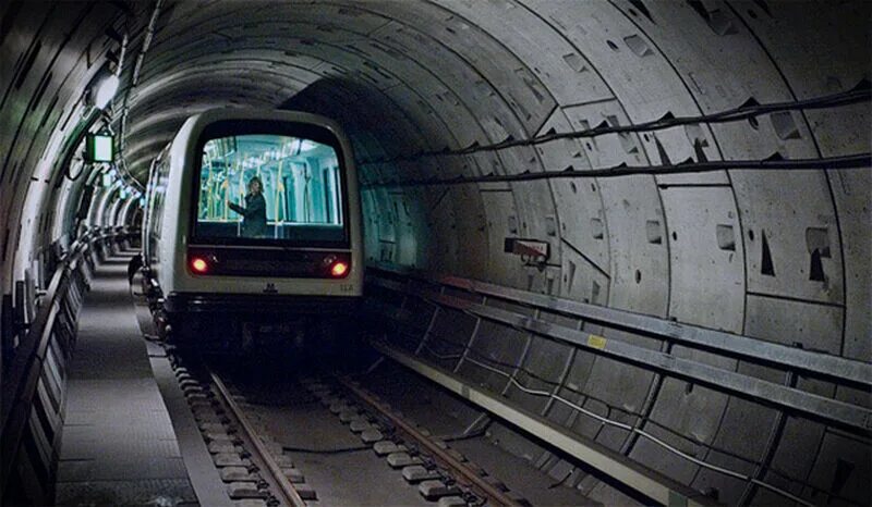 Перед входом в тоннель пассажирского поезда. Тоннель метро станция Бауманская. Поезд в тоннеле метро. Подземный поезд. Подземное метро.