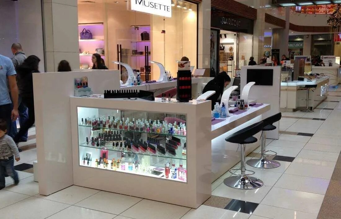 Маникюр в тц. Экспресс маникюр. Маникюрный островок. Остров для маникюра в тц. Маникюр в торговом центре.