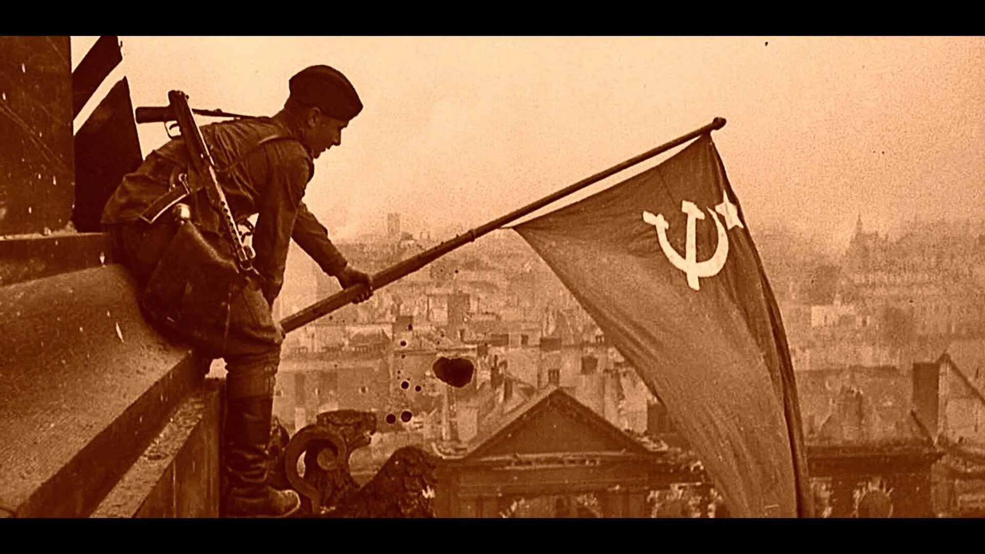 Флаг во время войны. Знамя Победы над Рейхстагом. Знамя Победы в Берлине. Флаг СССР над Рейхстагом.