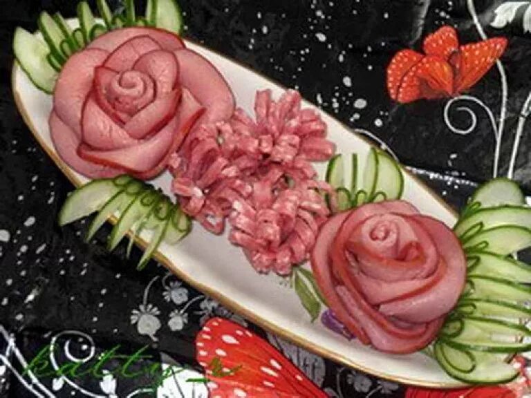 Как сделать розочку из нарезки. Цветы из колбасы. Розочки из колбасы для украшения. Роза из колбасы. Розочка из колбасы.