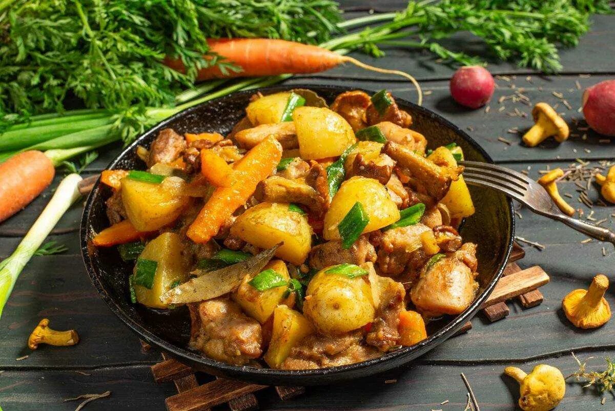 Жаркое мясо грибы картошка. Картошка с грибами. картофель тушеный с грибами. картошка с грибочками. картошка с курицей и грибами.