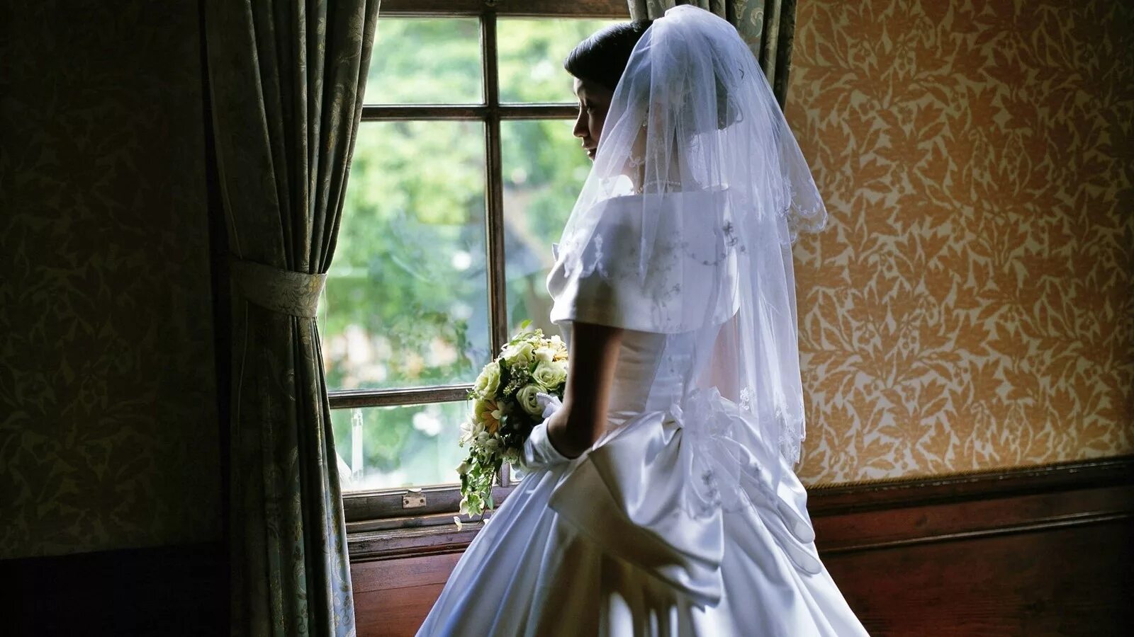 Сонник выходить за муж. Девушка в свадебном платье. Фотосессия в свадебном платье. Невесты в свадебных платьях. Свадебные платья с фатой.