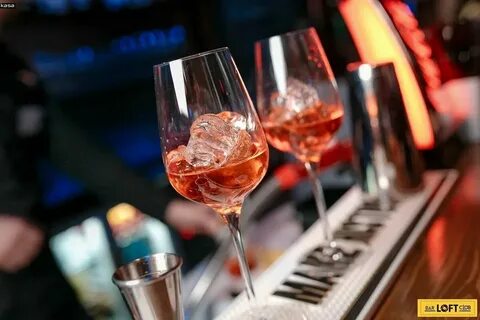 Двери бары рестораны открывал