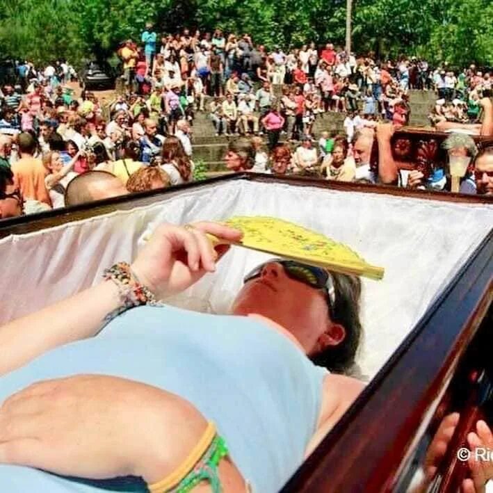 праздник цинмин. китай ритуальные услуги. могила ланового. таиланд крематорий. праздник святой марты де рибартеме.