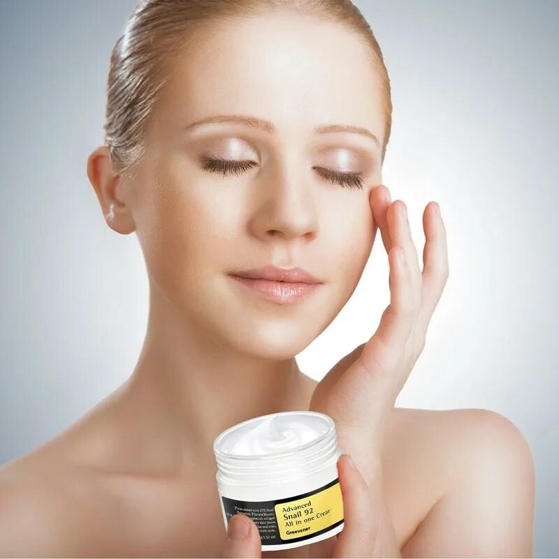 Какая косметика лучше для кожи. Пилинги для лица. Уходовая косметика для лица. Средства за уходом. Косметика по уходу за лицом.