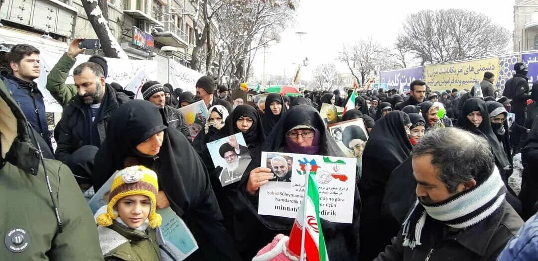 Семья азербайджанцев. Азербайджанцы в иране карта. Численность азербайджанцев в мире. Азербайджанцев живет в иране. Азербайджанцы сунниты или шииты.