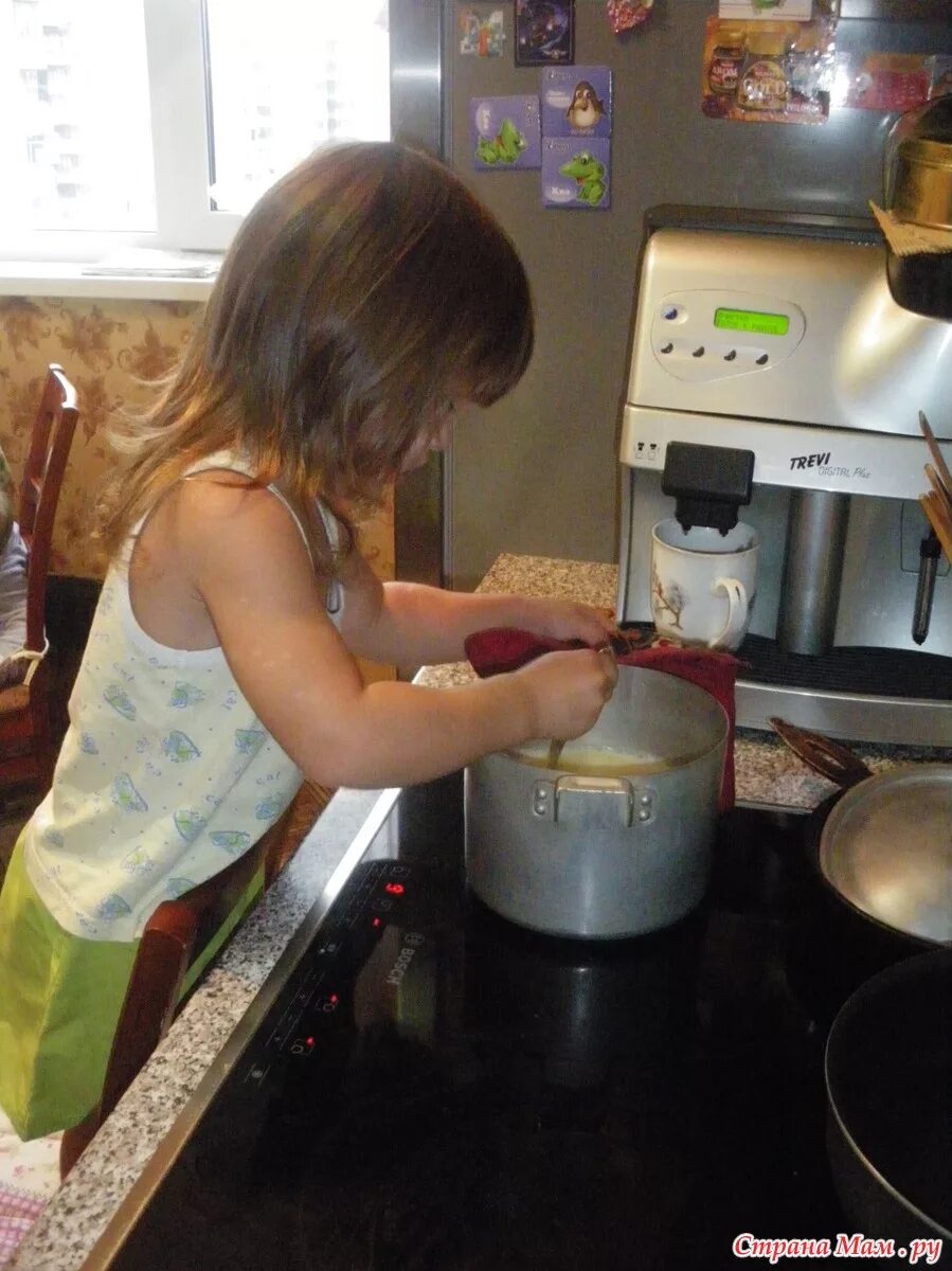 Девочка готовит. Девушка варит кашу. Девочка готовит кашу. Ребенок готовит суп. Варить малышу