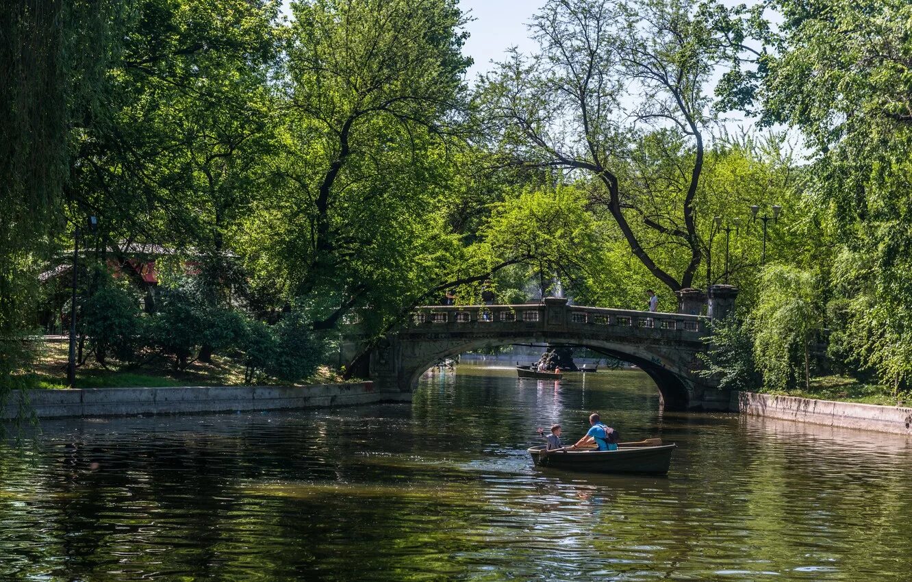 Гуляющий мост. Бухарест мост. парки бухареста. бухарест река мосты. московский парк победы санкт-петербург.