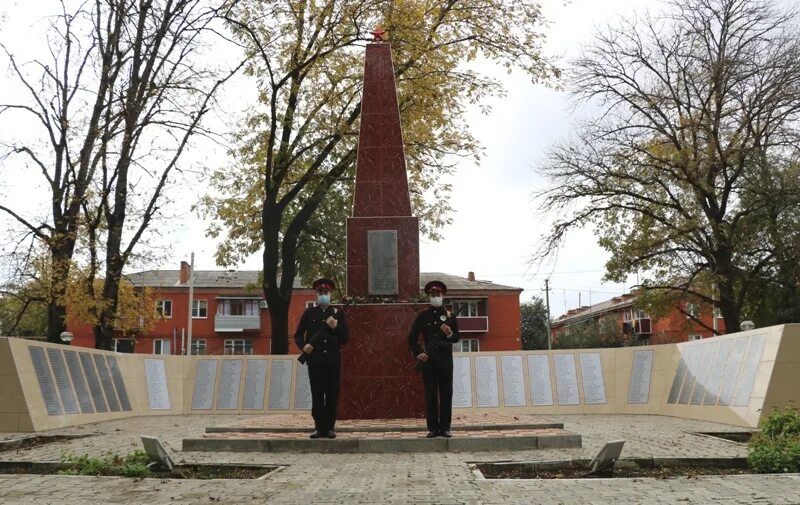 Станица советская новокубанский район. Станица Советская памятник Скорбящей матери. Станица Советская парк. Памятник Скорбящая мать Рудня. Памятник Скорбящей матери Сходня.