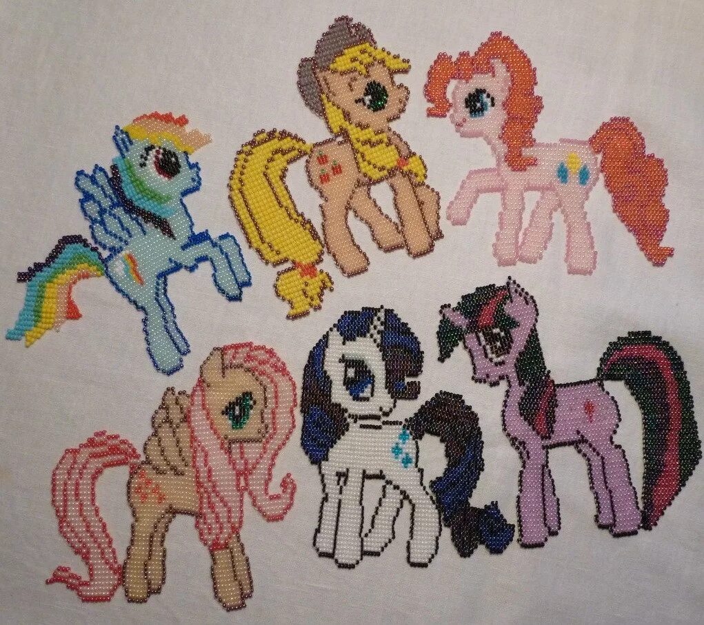 My little pony делать. Пони из бисера. Фигурки из бисера пони. Термомозаика пони. Вязаные пони из мультика.