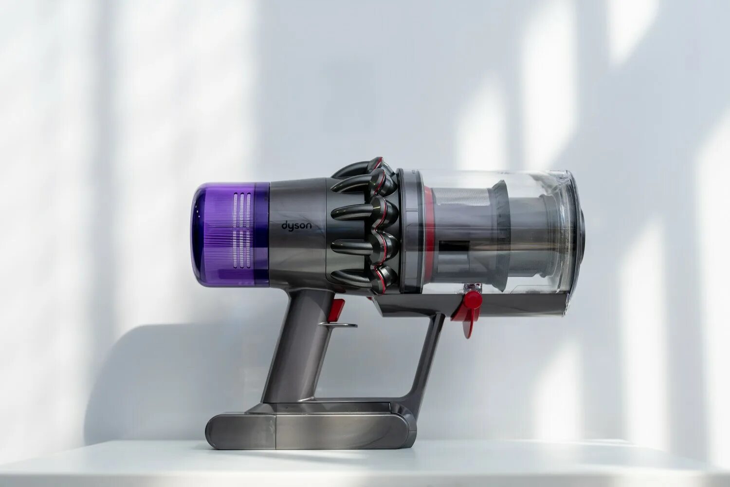 Dyson absolute 2. Пылесос dyson v11s. dyson 443099-01. диспенсер для вина дайсон. dyson burgundy.