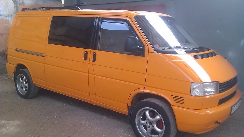 Купить т четыре. Фольксваген т4 2000г. Volkswagen t4 2000. Фольксваген т4 2.4. Фольксваген Транспортер т4 удлиненный.