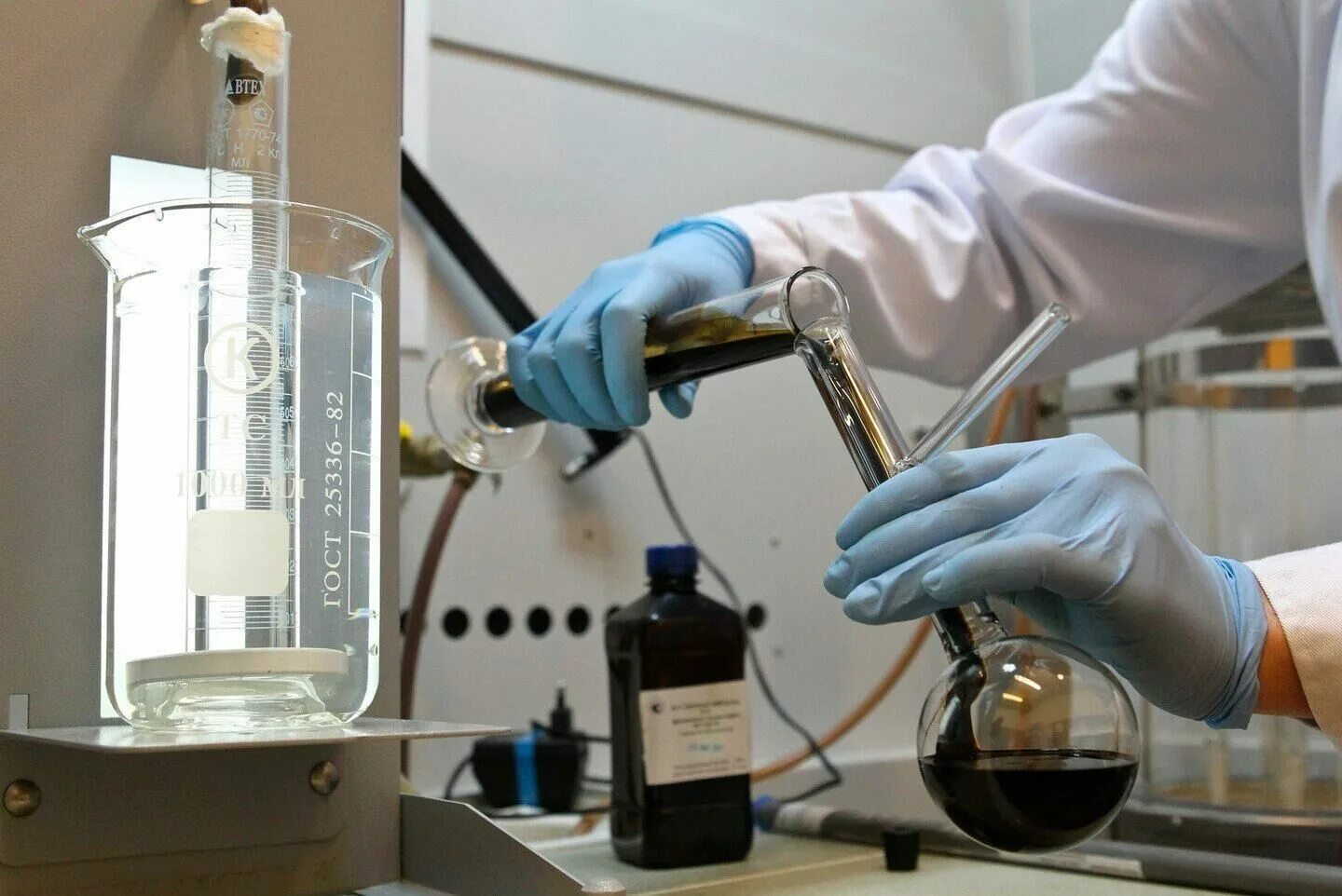 Опыт испытаний. Лабораторные исследования нефти. Нефть в лаборатории. Экспертиза нефтепродуктов. Химия лабораторное исследование воды.