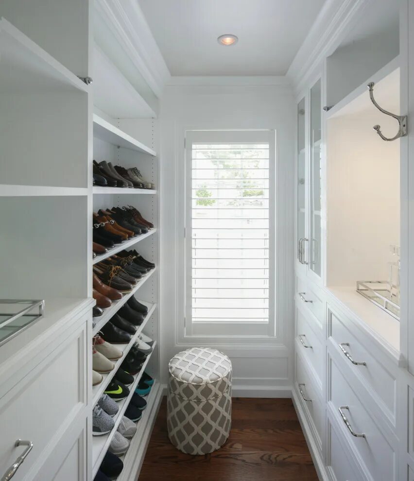 Кладовая на балконе. Гардеробная на лоджии. Гардеробная на лоджии. Гардеробная из лоджии. Кладовая комната на балконе.