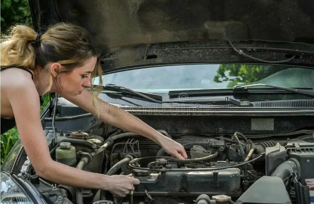 Парень починил девушке машину. Девушка ремонтирует авто. Маленькая девочка чинит машину. Девушка в мазуте чинит машину. Девушка и мужчина чинят машину.