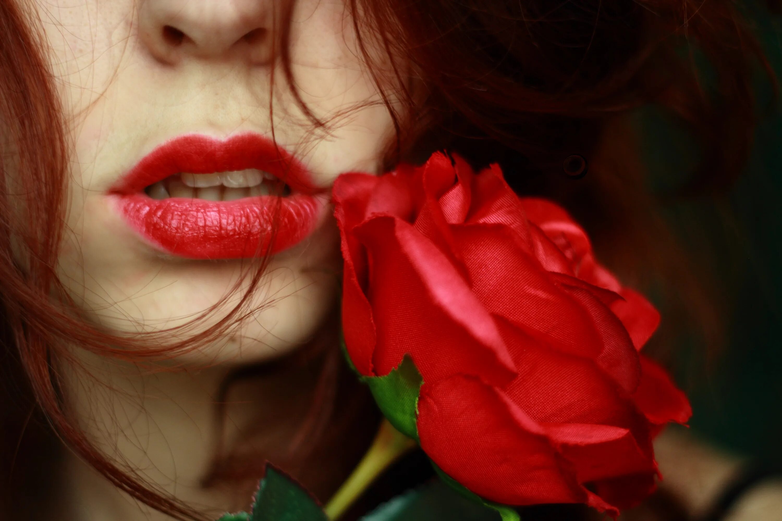 Девушка розы видео. Девушка с красными розами. Цветок губы.