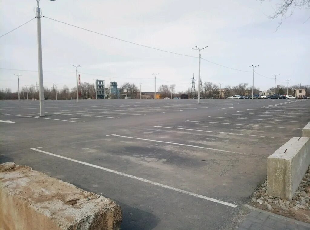 Бобруйская 1а волгоград. Закрытый паркинг волгоград. Волгоград парковка. Волгоград парковка. Парковка сети серые коричневые.
