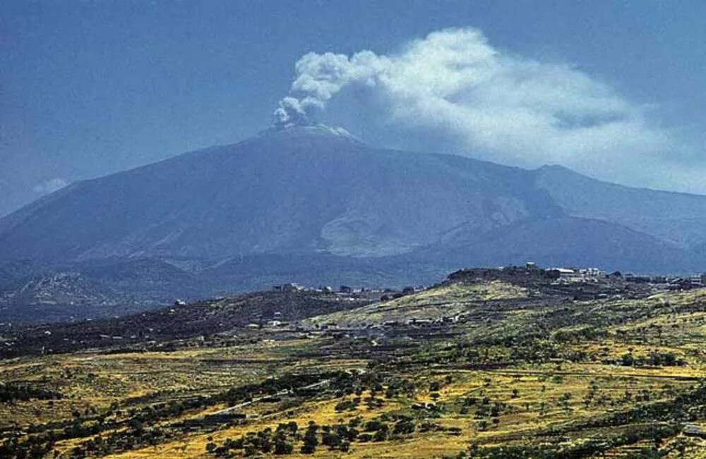 Где находится действующий вулкан этна. Вулкан Этна. Этна Сицилия извержение. Сицилия вулкан Этна. Известные вулканы Этна.