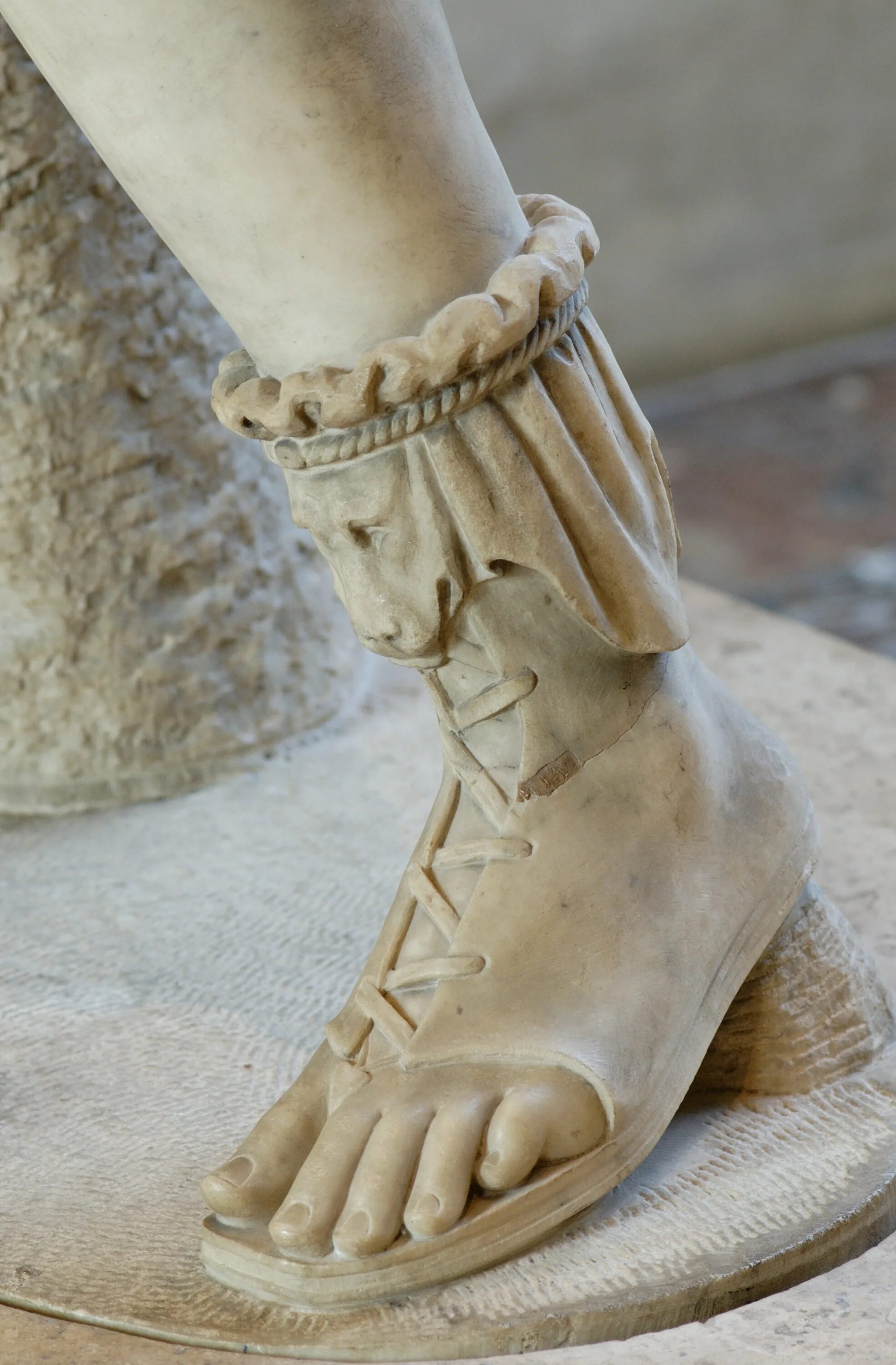 Крепиды в древней Греции. Обувь древней Греции эндромиды. Обувь древних греков крепида. Крепиды обувь древняя Греция.