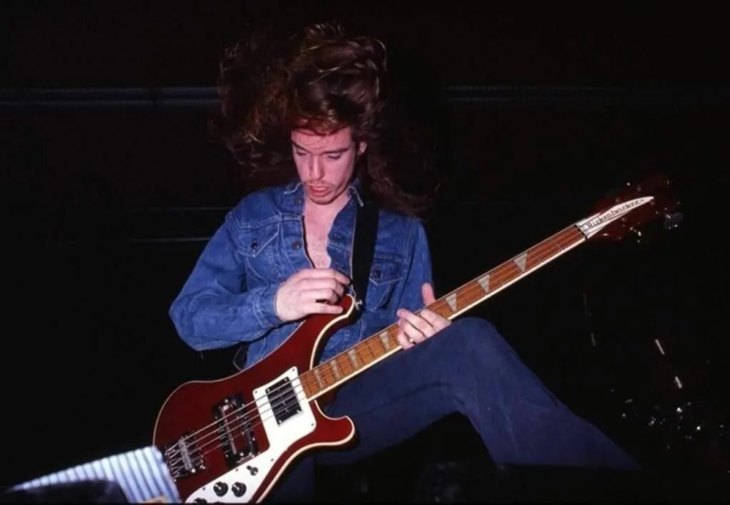 Гитара клиффа бертона. Cliff burton rickenbacker. rickenbacker 4001 cliff burton. бас гитара клиффа бертона.