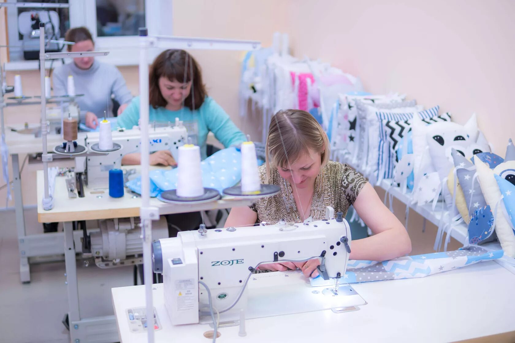 Предприятие по пошиву одежды. Швейное предприятие одежды. Фабрика пошива одежды. Швейное предприятие одежды. Шизм екатеринбург швейная фабрика.