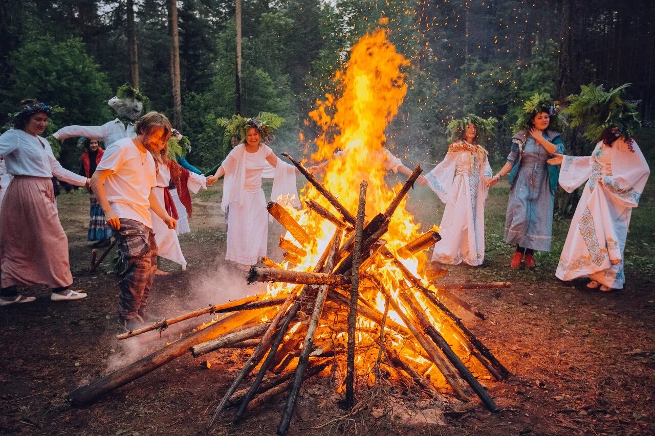 Солнцестояние 2018 год. Праздник Ивана Купалы праздник летнего солнцестояния. Праздник солнцестояния у славян. Солнцестояние славяне.