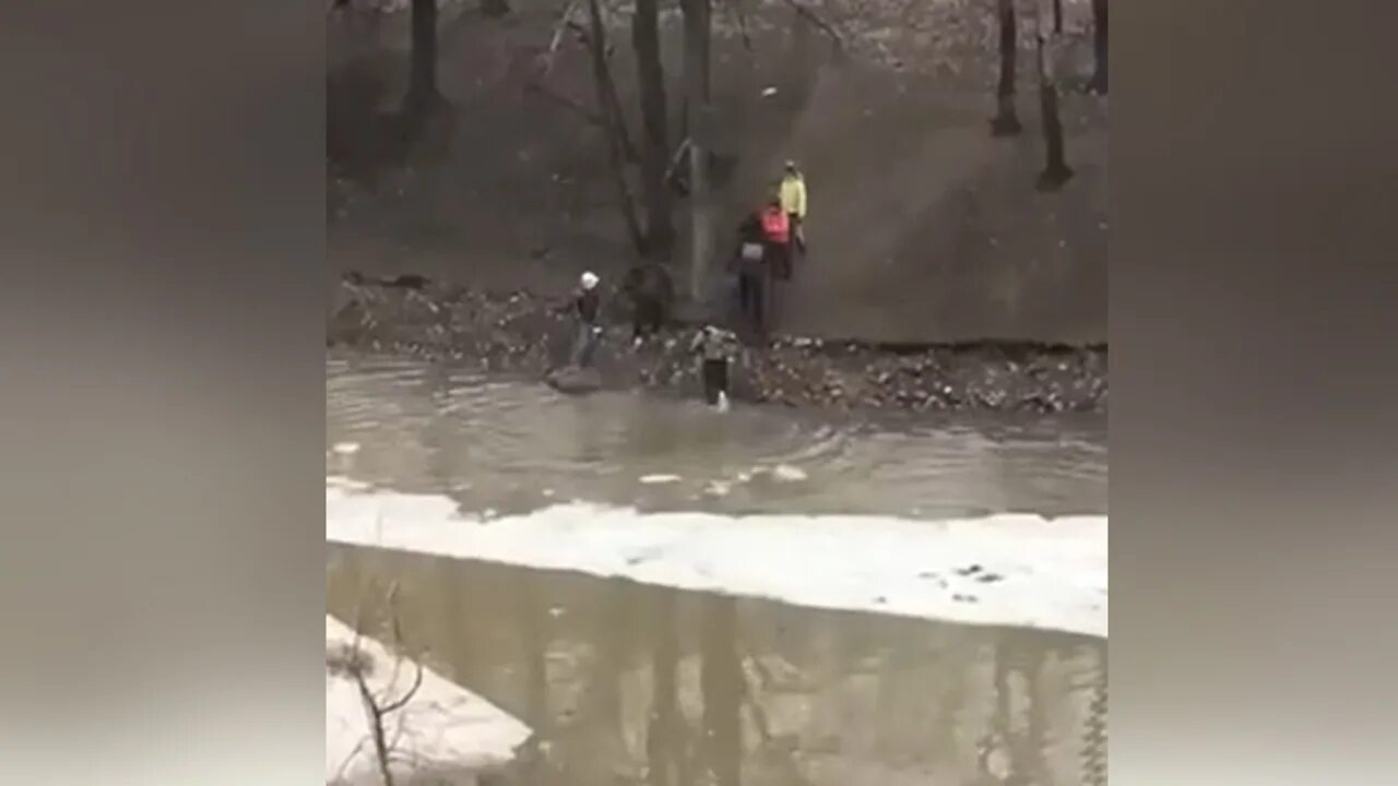 Лед на реке. Ребенок провалился под лед. Уваровой мальчик провалился в воду. Вода со льдом.