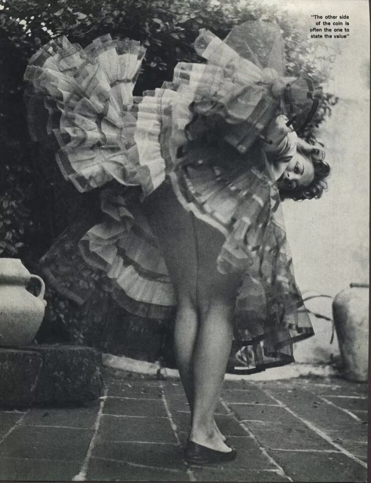 Задрала юбку ретро. Задрала юбку ретро. Задрала юбку ретро. Девушки в миниюбках ретро. Мини юбки 80-х.