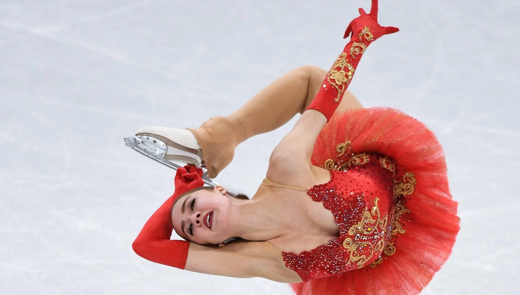 Фигуристка уходит из спорта. Фигуристка Загитова. Зарипова Алина фигуристка. Алина Загитова золото олимпиада 2018. Фигуристка Алина Загитова олимпиада 2018.