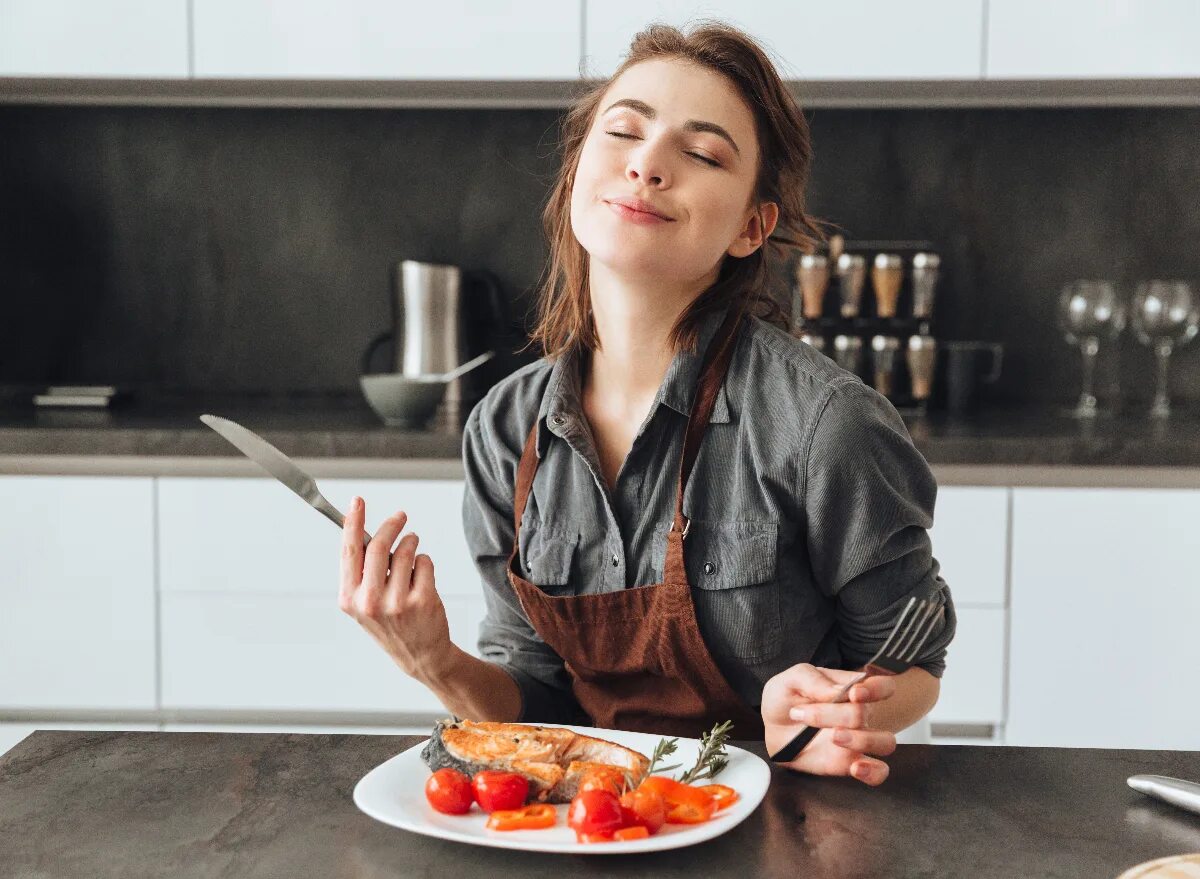 Enjoy women. Еда на женщине. Еда в удовольствие. Девушка с едой. Наслаждение едой.