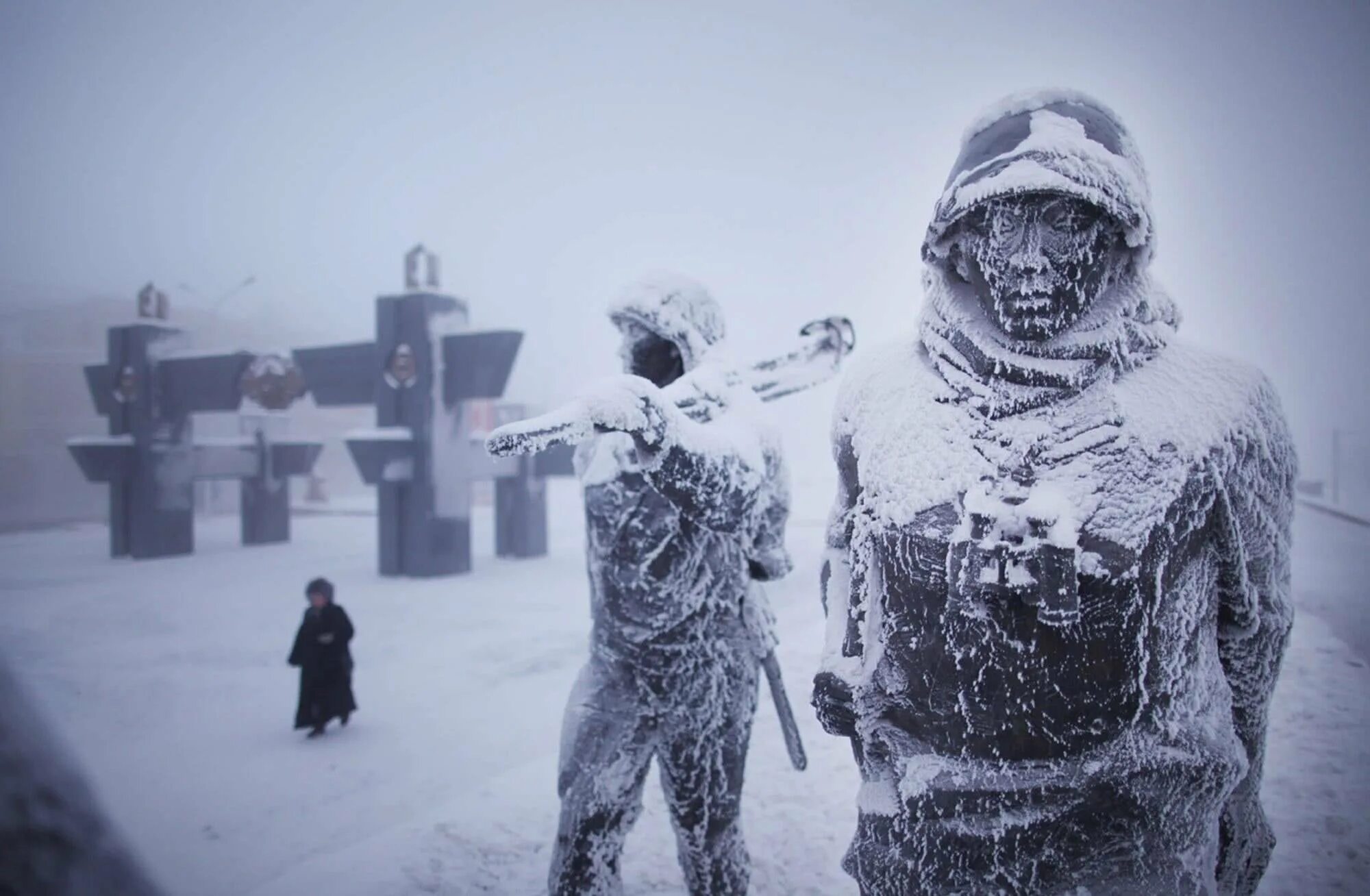 Russia winters are cold. Самый холодный город в мире Оймякон. Оймякон метель. Самое Холодное место на земле Оймякон. Замерзший город.