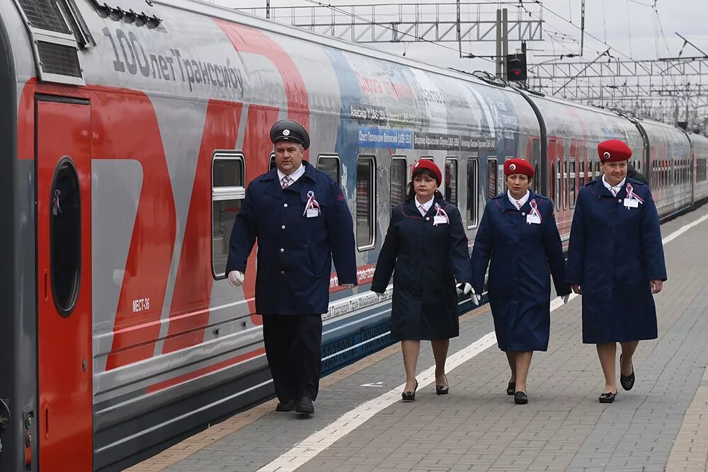 Фпк пассажирам. ФПК поезд. Проводник поезда Россия. Проводники поезда Москва Владивосток. Экипаж поезда.