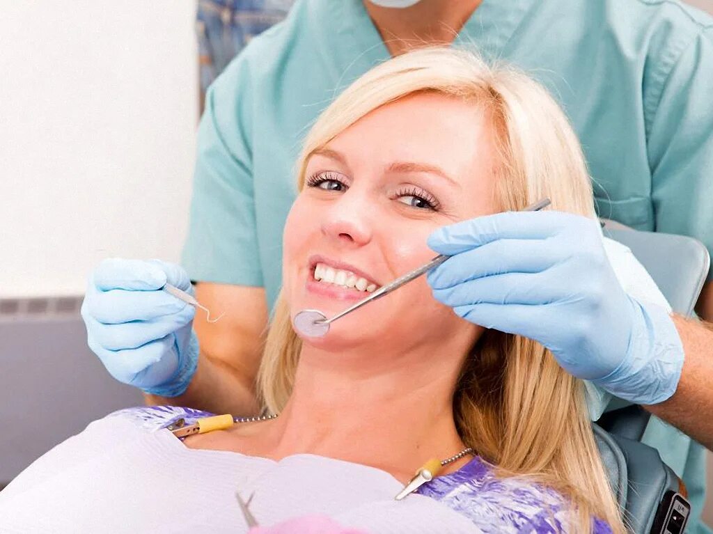 Три стоматолога. Зубной. Стоматолог женщина. Стоматолог блондинка.