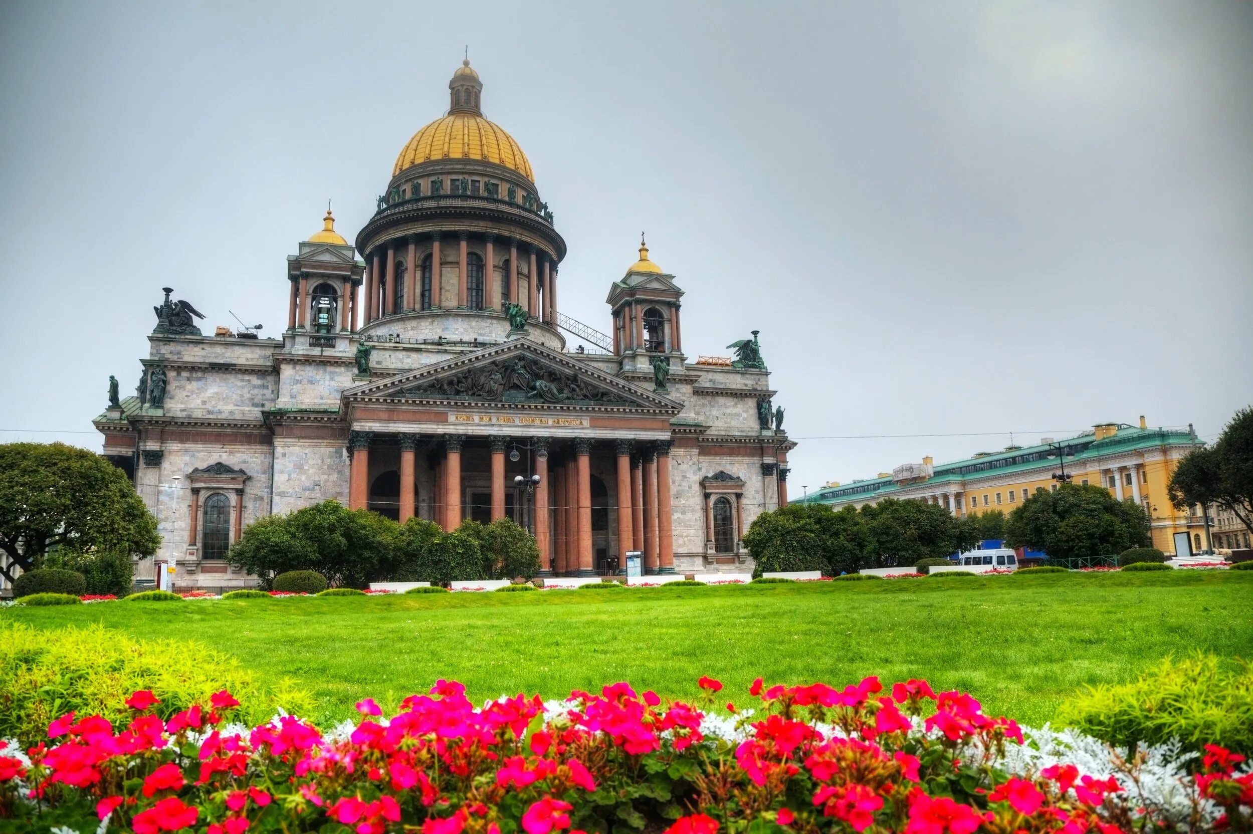 Фото санкт петербурга летом. Исакиевский србор в Санк питербурге. Исаковский соборо в Санкт-Петербурге.