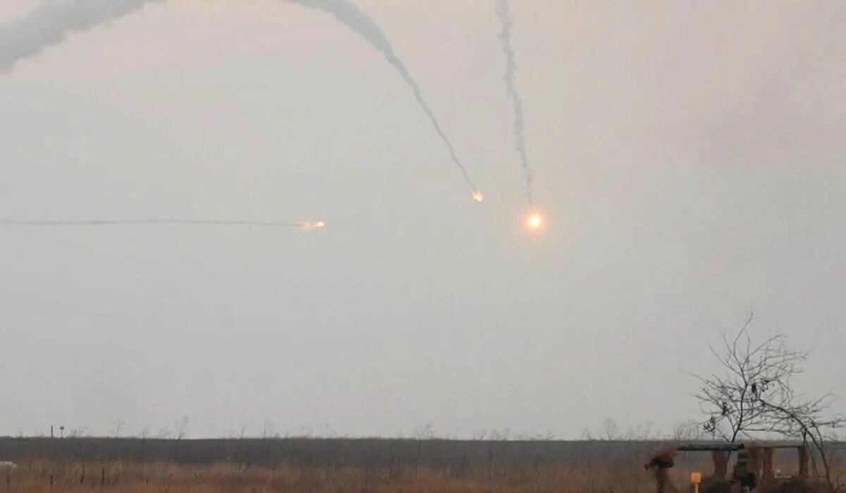 Обломки украинской ракеты. Сбиты ракеты воронеж. Бердянск ракета. Противорадиолокационные ракеты agm-88 harm. Обломки ракеты.