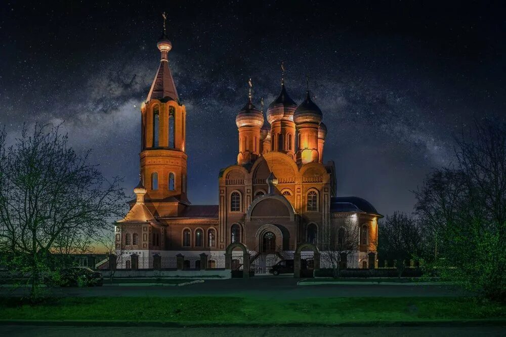 Красивая церковь ночью. Храм христа спасителя ночью. Собор невского ночью. Всехсвятский собор кирово-чепецк. Православный храм.