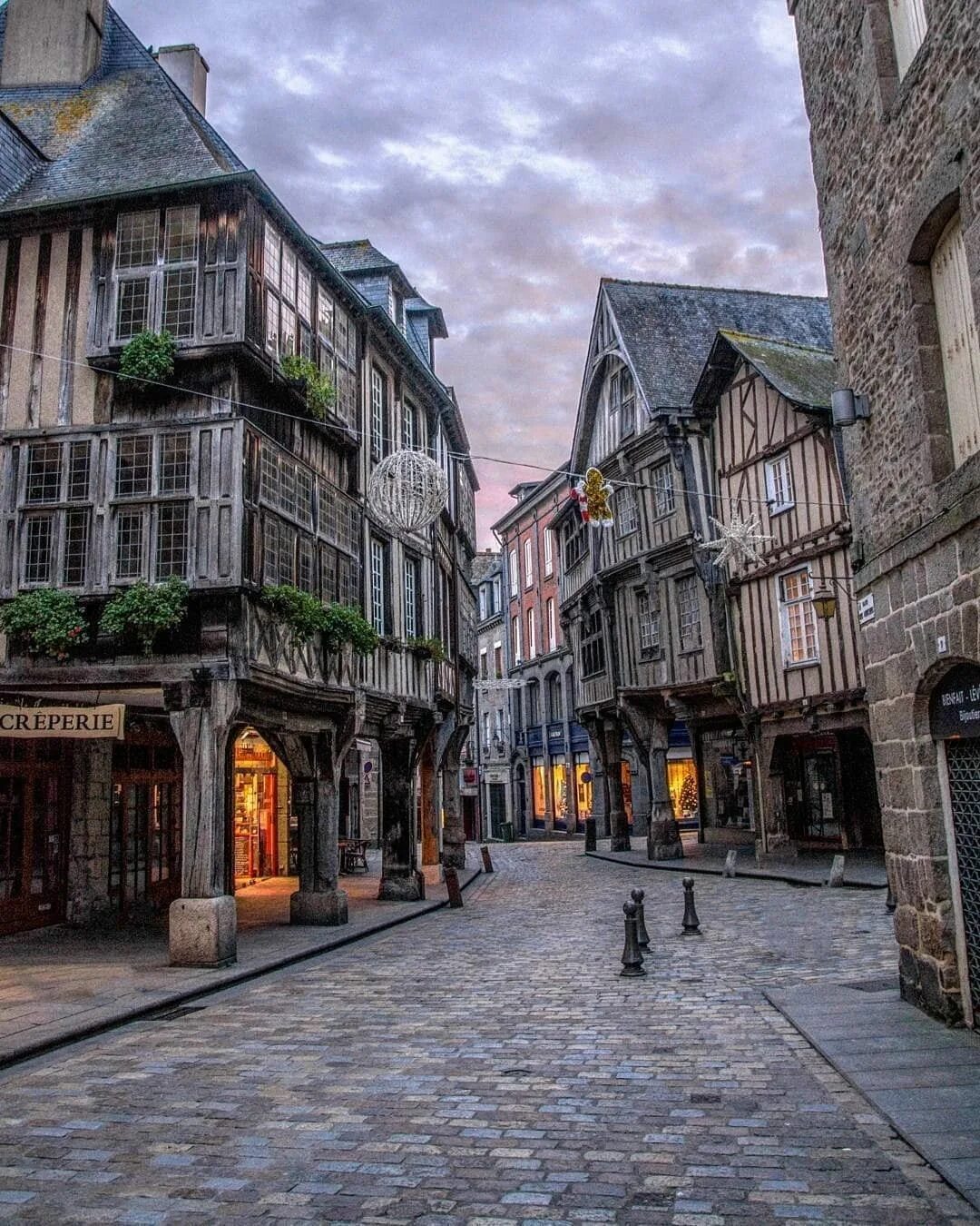 Самые красивые старые города. Динан Франция. Динан Бретань. Динан Франция улицы. Динан Бельгия.