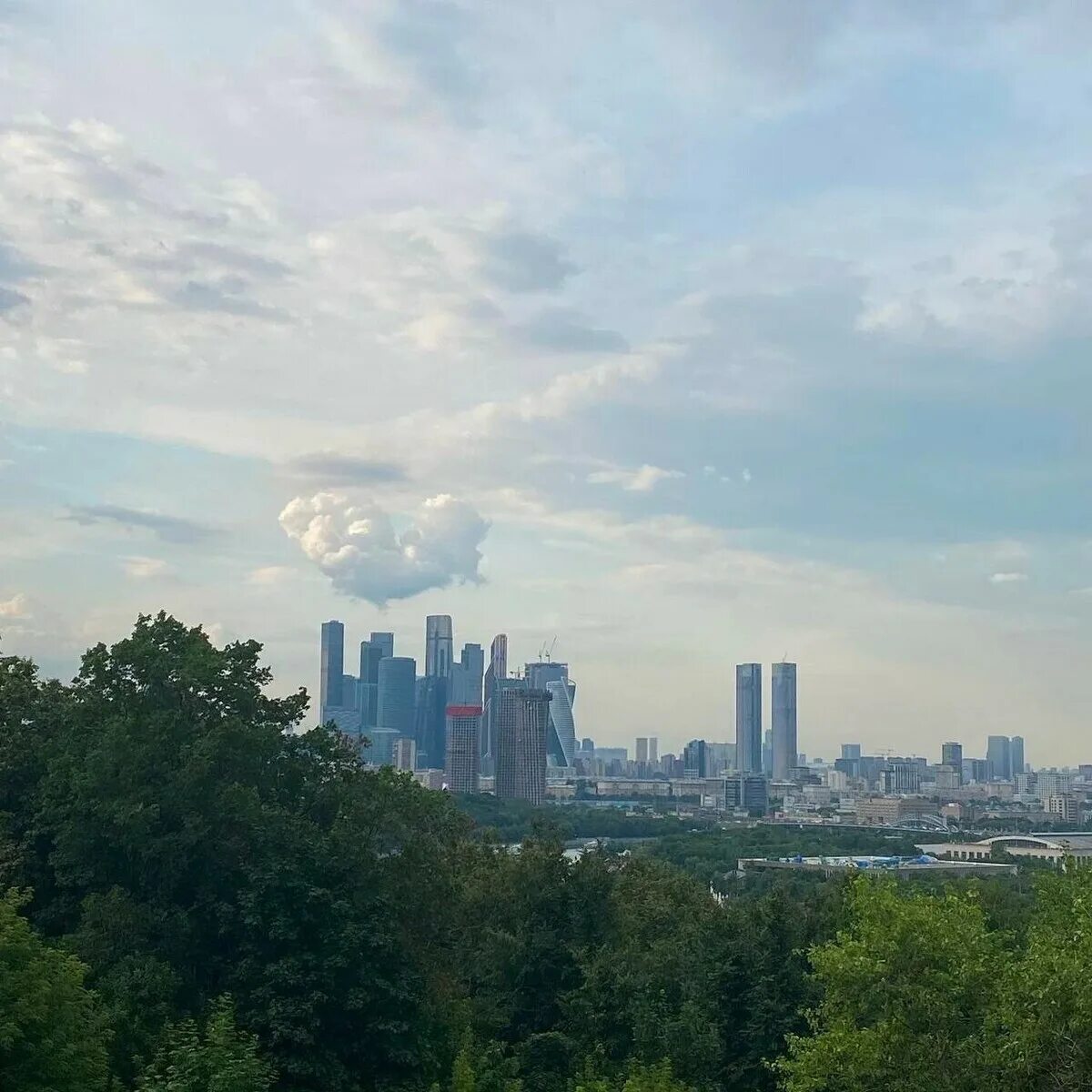 Виды Москвы. Что сейчас в небе над Москвой. Небо в Москве сейчас. Смог над Москвой. Московский замечать