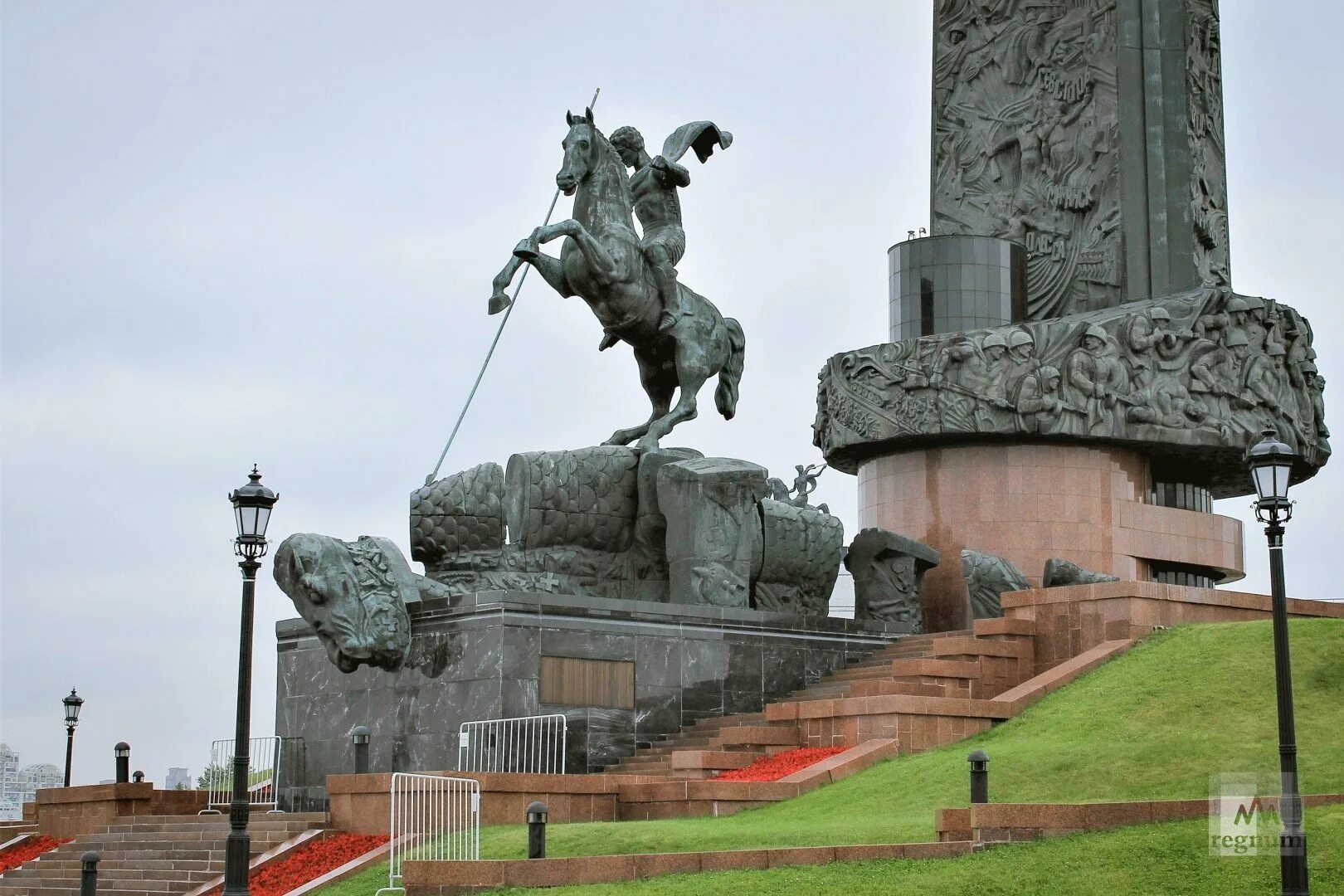 Памятник победы на горе. Монумент Победы на Поклонной горе. Церетели монумент Победы на Поклонной горе. Мемориальный комплекс на Поклонной горе в Москве Церетели.