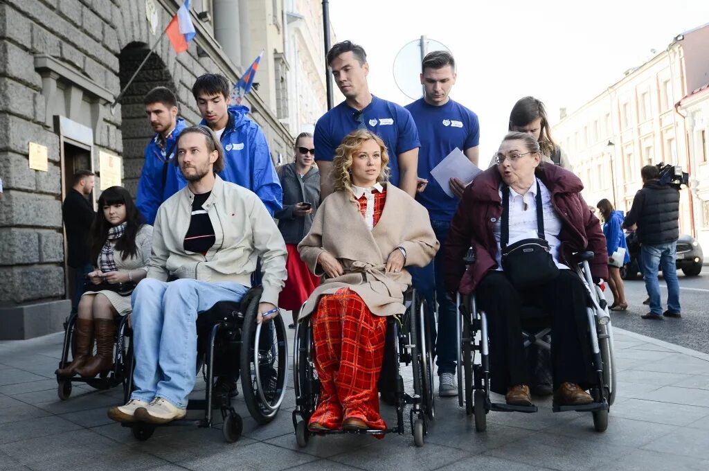 Волонтеры помогают инвалидам. Инвалиды в России. Люди с ограниченными возможностями. Сообщество людей с неограниченными возможностями. Благотворительные организации инвалидов
