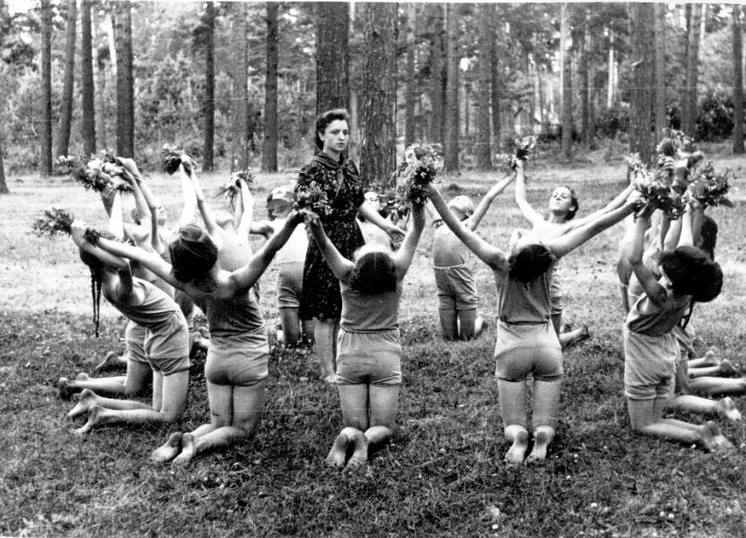 Лето в пионерском лагере. Летний лагерь. Пионеры на природе. Пионерки в лагере. Советские девочки в лагере.