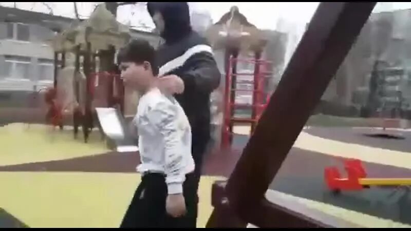 Драка сыновей. Драка на детской площадке. драка старшеклассников. школьник дерется со старшеклассником.