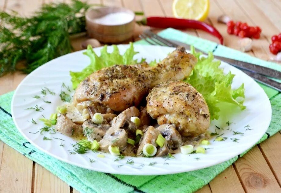 Голени с грибами. Куриные голени с грибами. куриные ножки с шампиньонами. куриная голень с грибами в сметанном соусе. курица с грибами и гарнир.