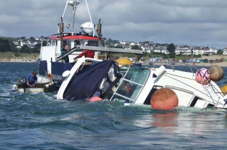 Затонувший катер. Затонувшая яхта. Затонувший катер. Утонул катер. Российские катера.